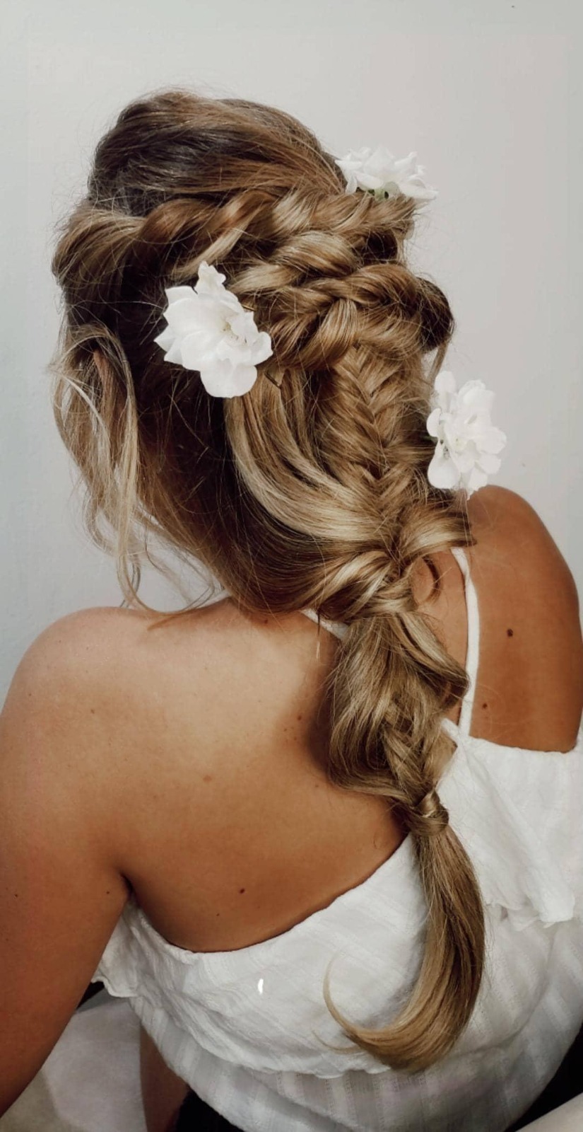 Peinado para novia con trenza y flores