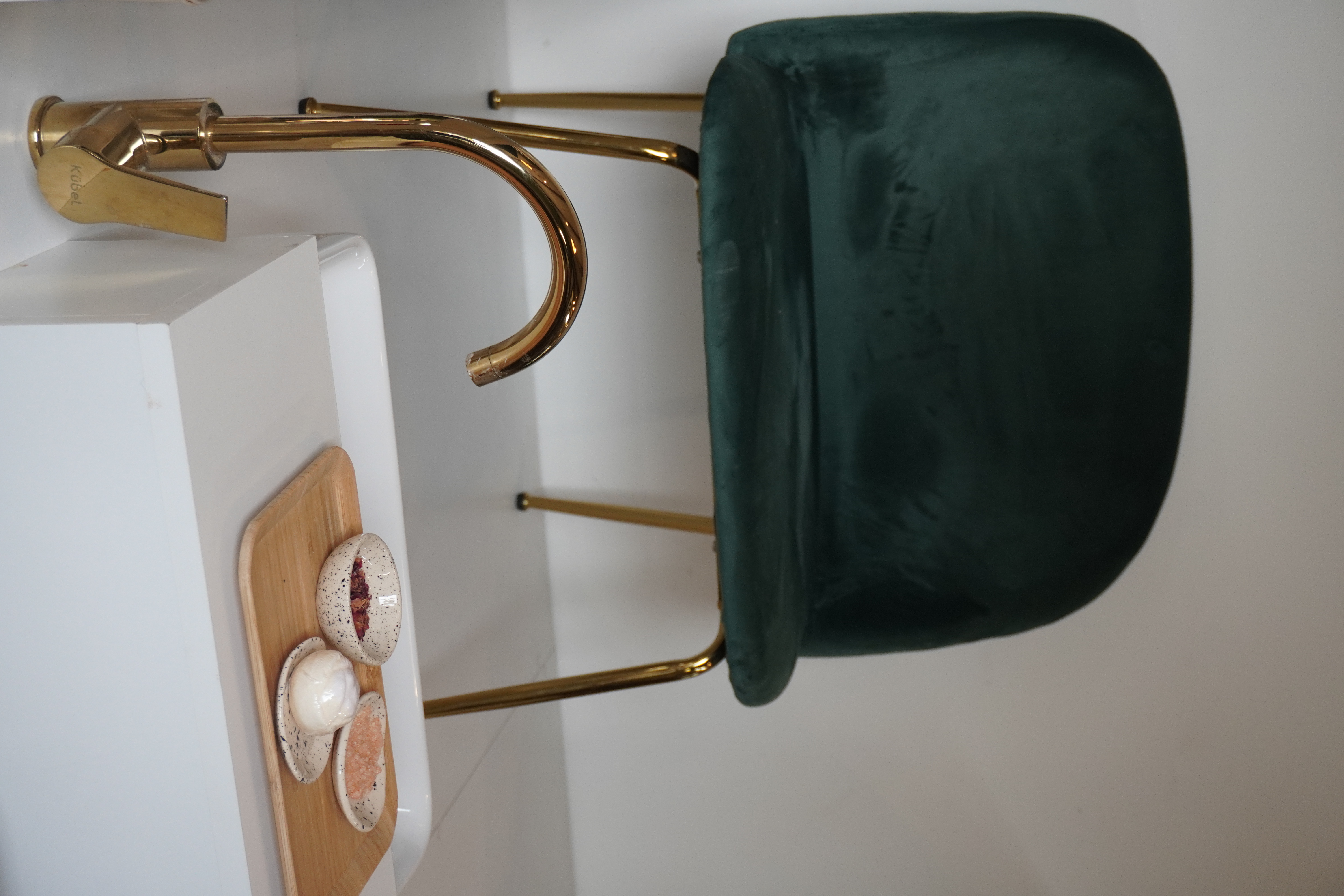 Ambiente elegante salón Manarola Beauty - sillón y lavabo